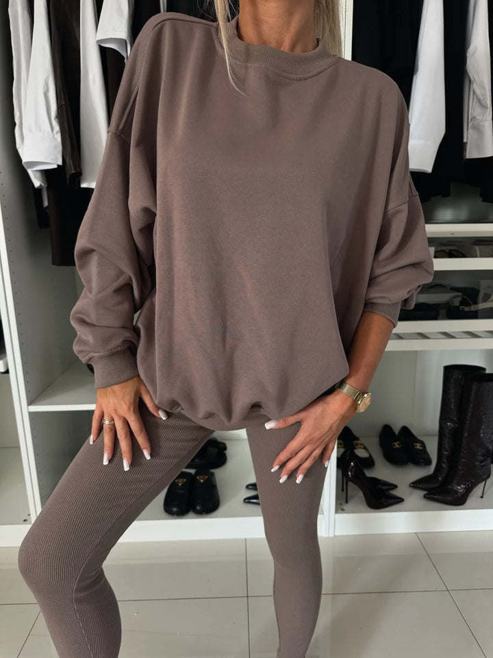 Kvinders afslappede sweatshirt med en løs pasform og komfortable leggings