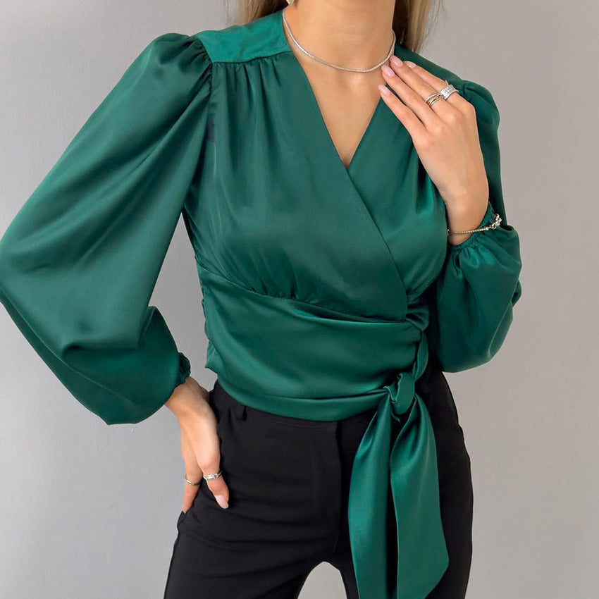 Dame indpakningsbluse i luksuriøs satin med volumeærmer og elegant lukning Stilla
