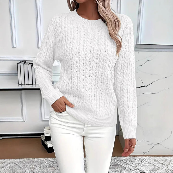 Kvinders strikket sweater med elegant kabeldesign Stilla