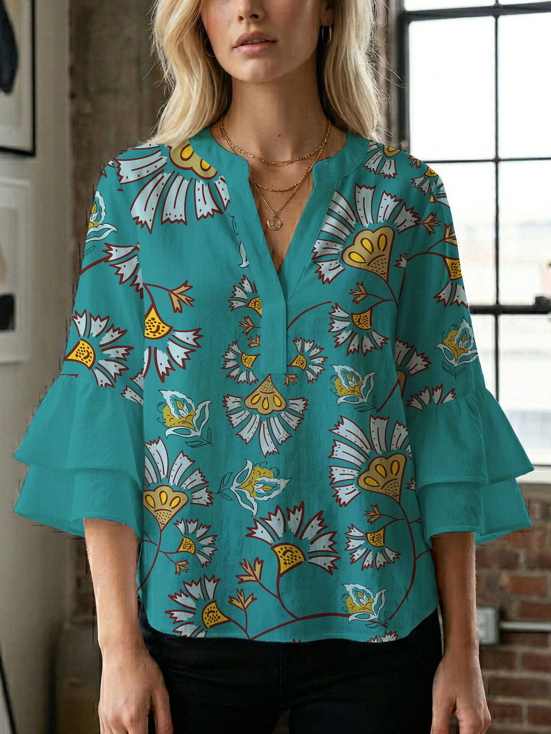 Damebluse med smukt blomstermotiv Skovae