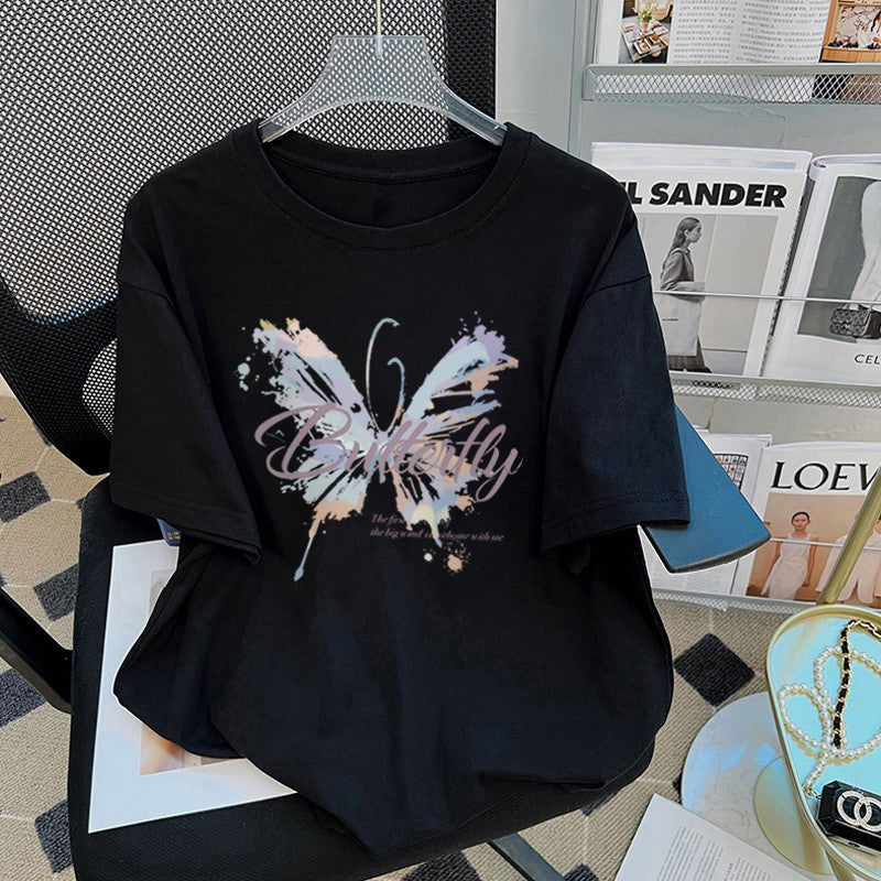 Dame T-shirt med kunstnerisk sommerfugletryk og inspirerende tekst Stilla