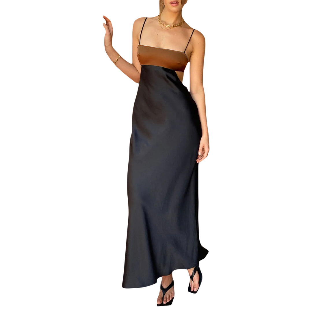 Dame elegant lang kjole med innovativt cut-out design og fine spaghetti stropper Skovae