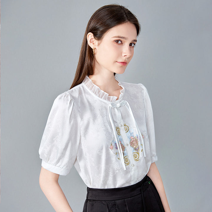 Damebluse med flæse og kunstnerisk blomsterbroderi Stilla