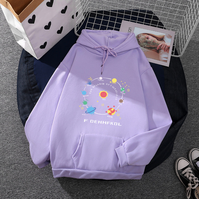 Kvinders hoodie med unikt rummotiv Stilla