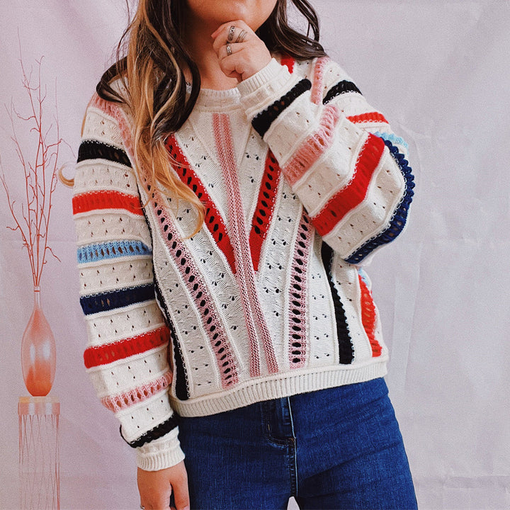 Kvindernes stilfulde sweater med farverig V-hals og tekstureret strikdesign Stilla