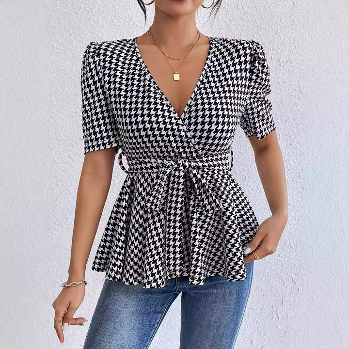 Dame wrap bluse med usædvanligt ternet mønster og figursyet design Skovae