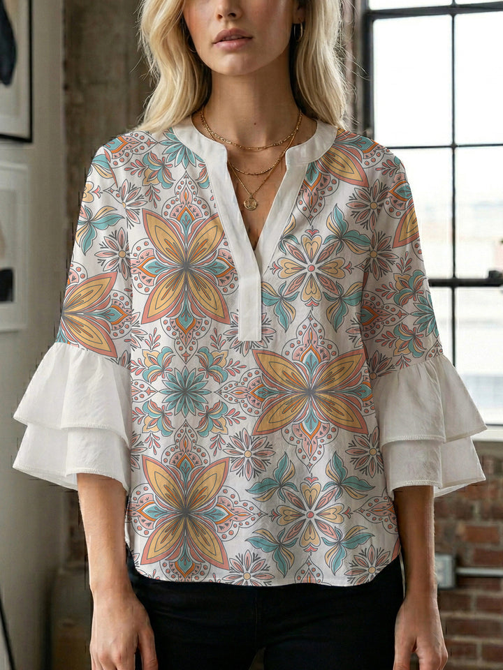 Dame bluse med voluminøse blondererm og kreativt floraldesign Skovae