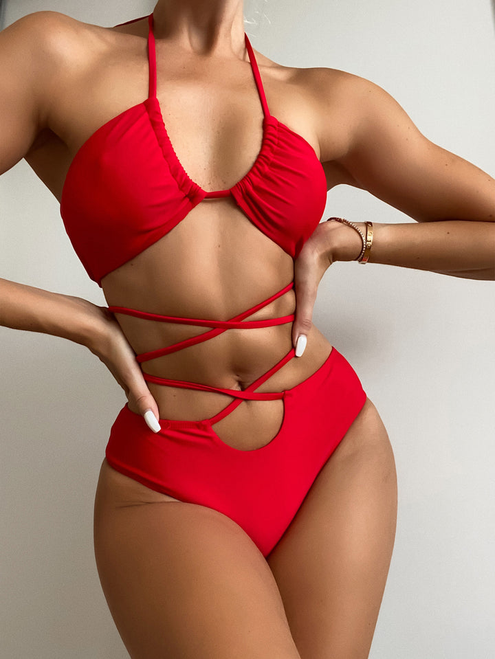 Dame højt skåret bikini med asymmetrisk snor design og høj kvalitet elastisk stof Stilla