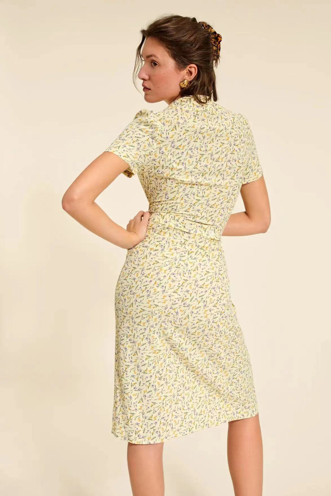 Dame skjortekjole med floral print og elegant V-udskæring Stilla