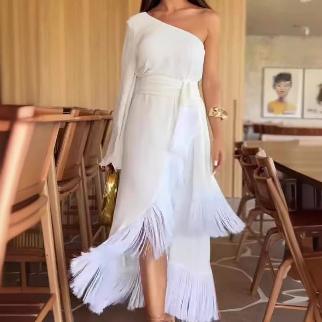 Dames Elegant Maxi Kjole med Asymmetrisk Design og Frynsede Detaljer