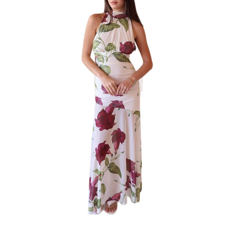Dame maxikjole med blomsteret halterneck og figursyet snit Stilla