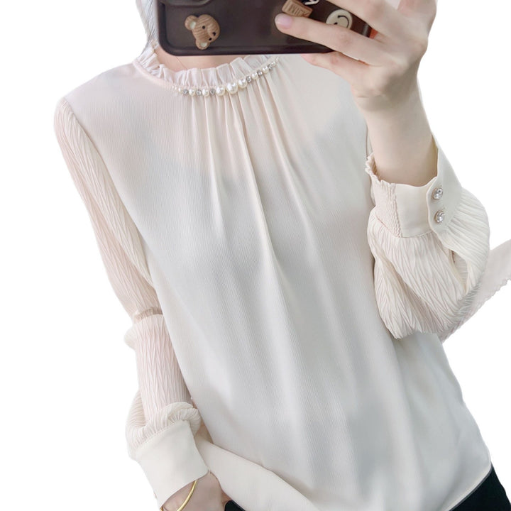 Damebluse med elegante flæsedetaljer og perledekoration Stilla
