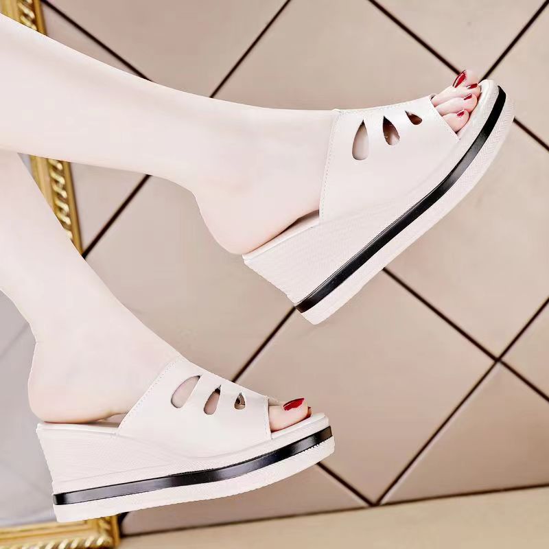 Dame Wedge-Pantoletten med moderne cut-out-design og behageligt fodseng Stilla