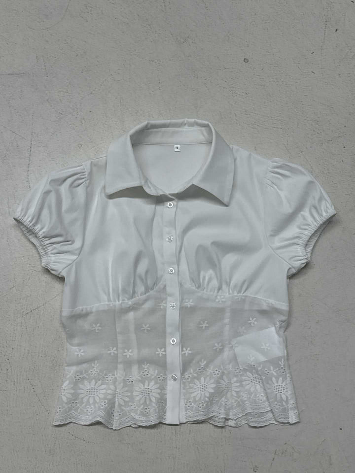 Damebluse med elegant spidsudsmykning og puffærmer Skovae