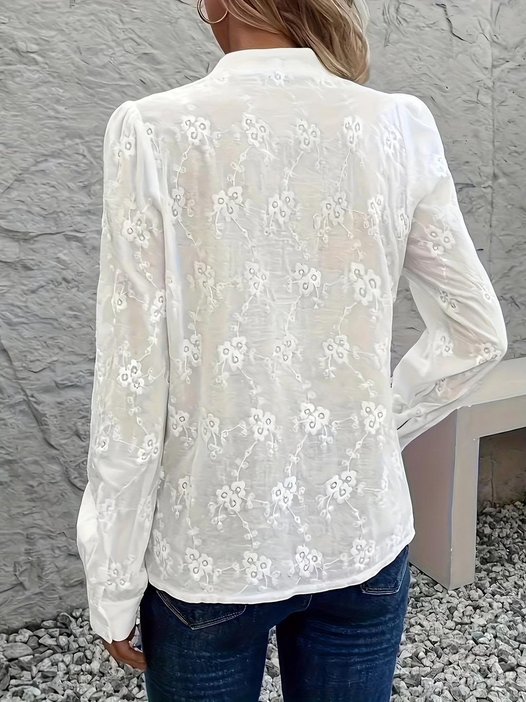 Dame Bluse med floral broderi og elegante pufærmer Stilla