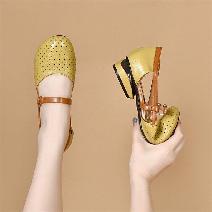 Dame Ballerinas med perforeret design og elegant rem Stilla