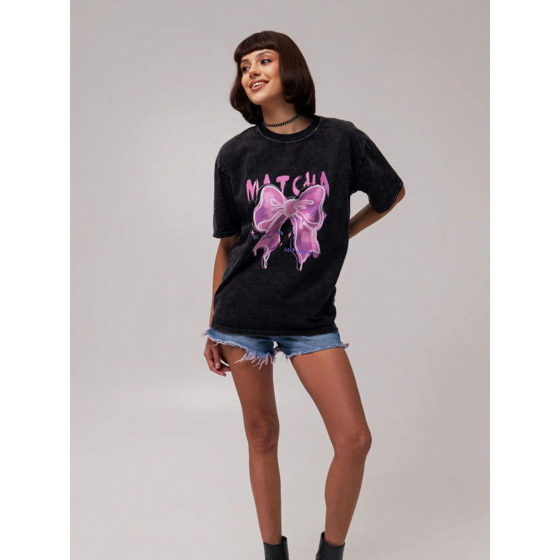 Dame T-shirt med kreativt sløjfemotiv og urbant grafisk tryk Stilla