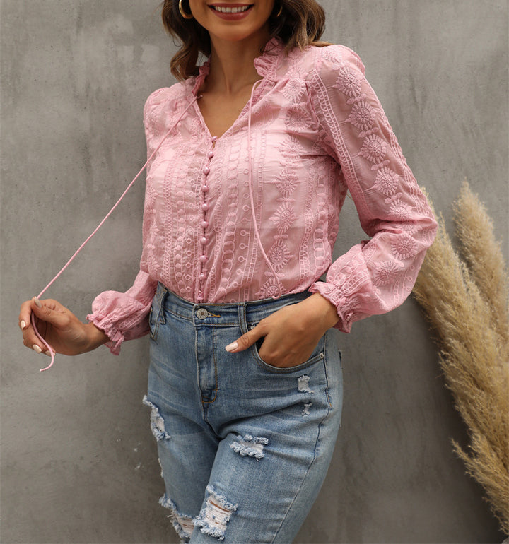 Damebluse med raffineret broderidesign og knaplukning Stilla