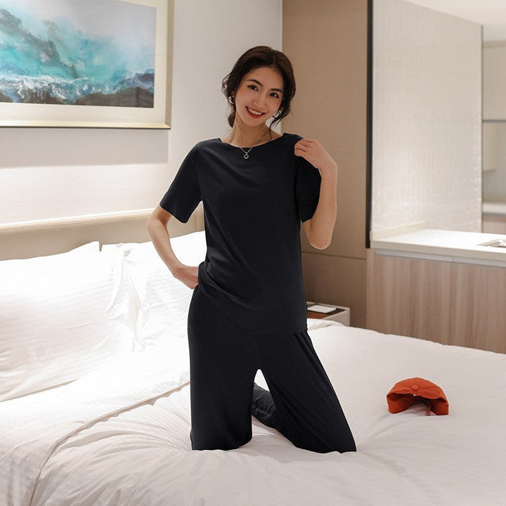 Stilla | To-delt Pyjamasæt med kortærmet T-shirt og vidde Ben af issilke