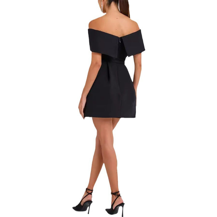 Damer Off-Shoulder Mini-Kjole med tætsiddende bælte og elegant flæse Stiila