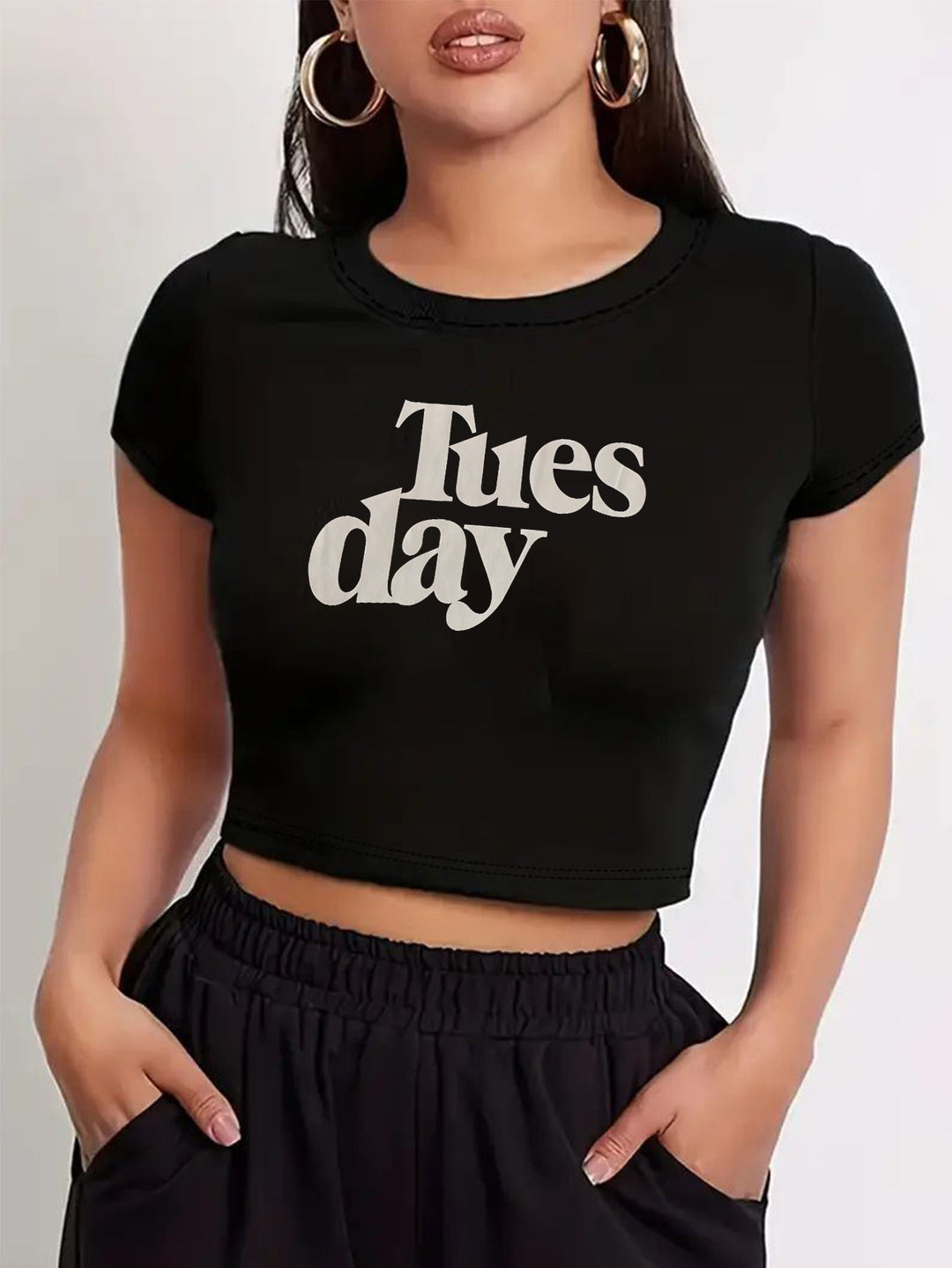 Dame Crop-T-shirt med inspirerende statementtryk Skovae