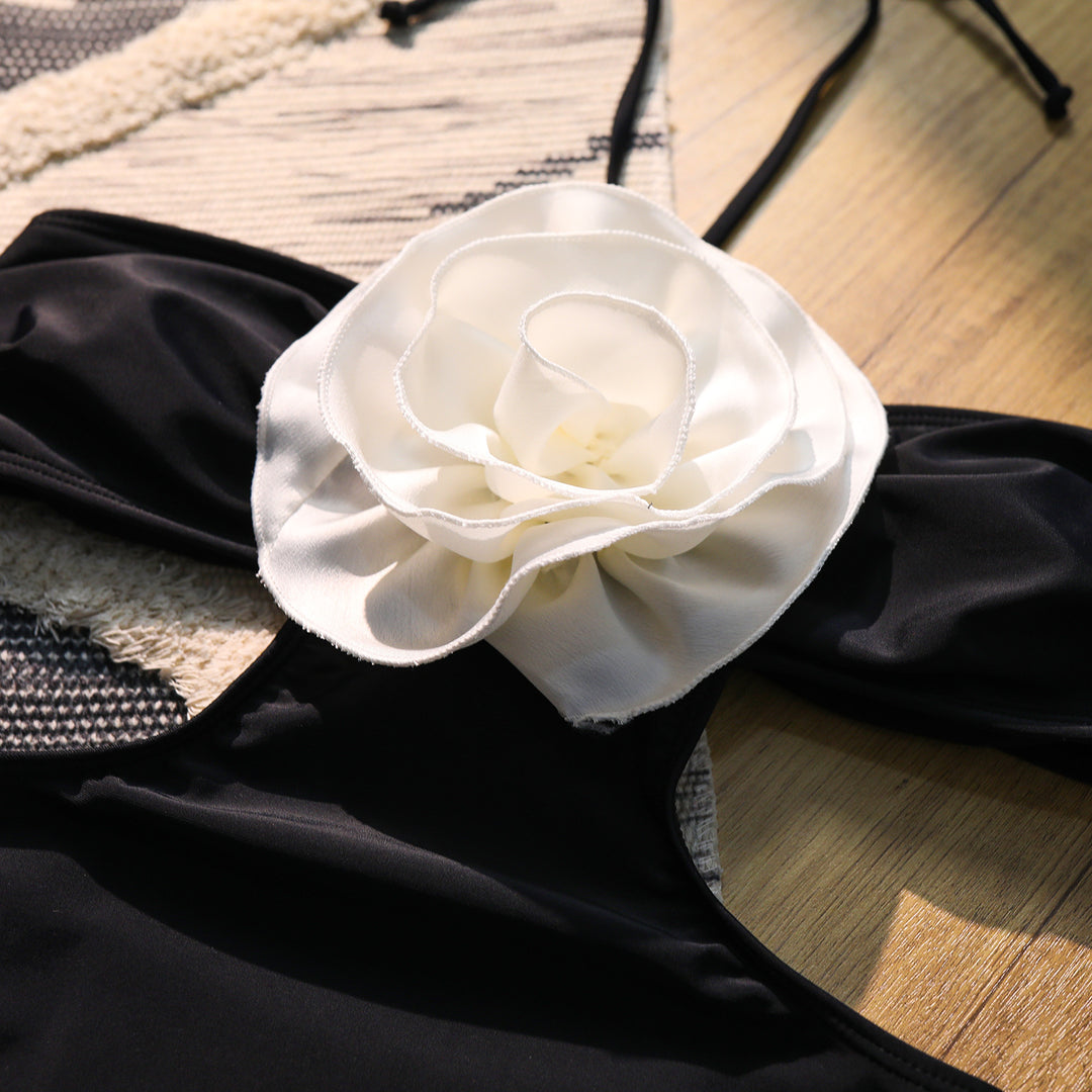 Dame én-delt badedragt med elegant blomsterapplikation Stilla