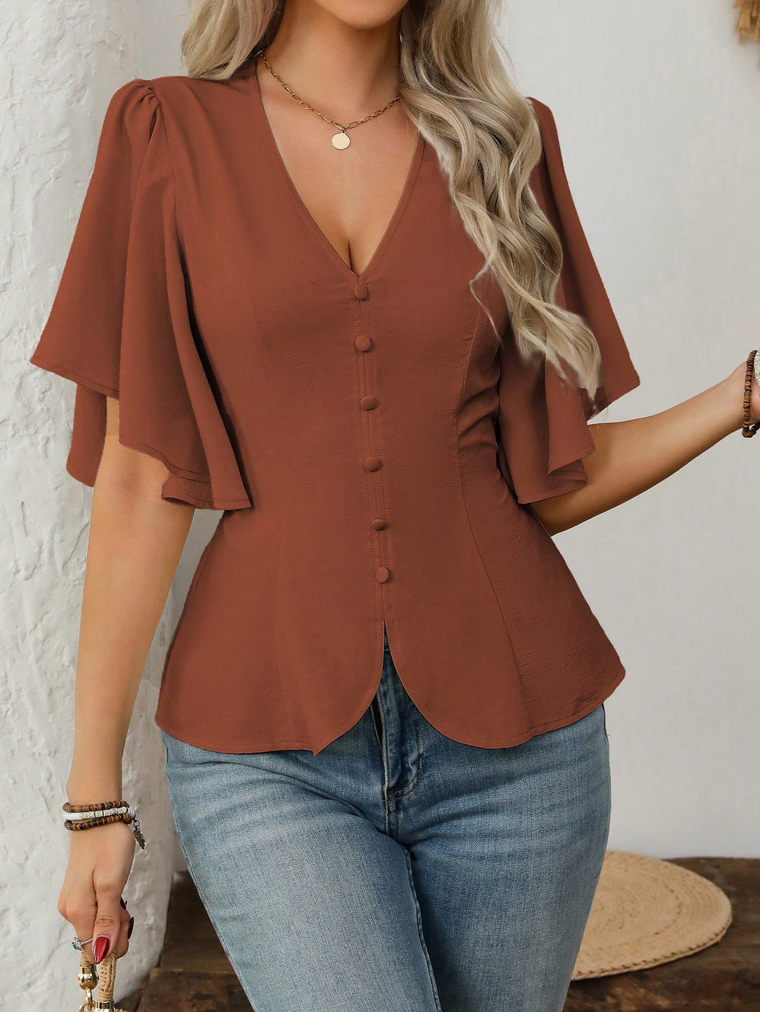 Damer elegant bluse med klokkeærmer og knapdetalje Skovae