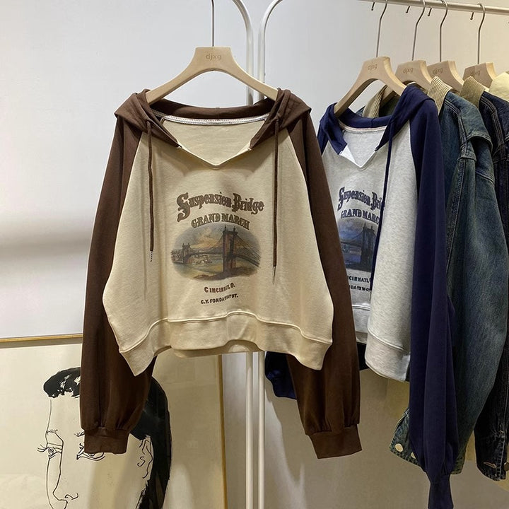 Femme Forkortet Grafik-Hoodie med Kunstnerisk Tryk Stilla