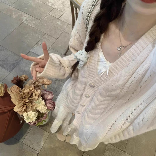 Kvinders cardigan med kabelmønster og blomsterdetalje Stilla