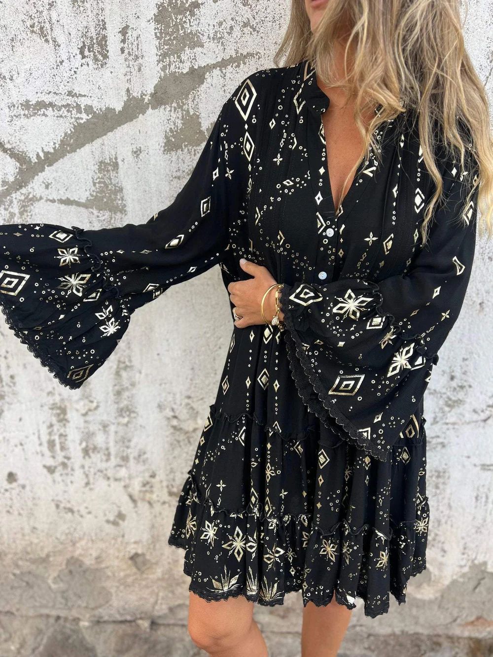 Dame afslappet Boho-kjole med voluminøse ærmer og flæsedetaljer Stilla