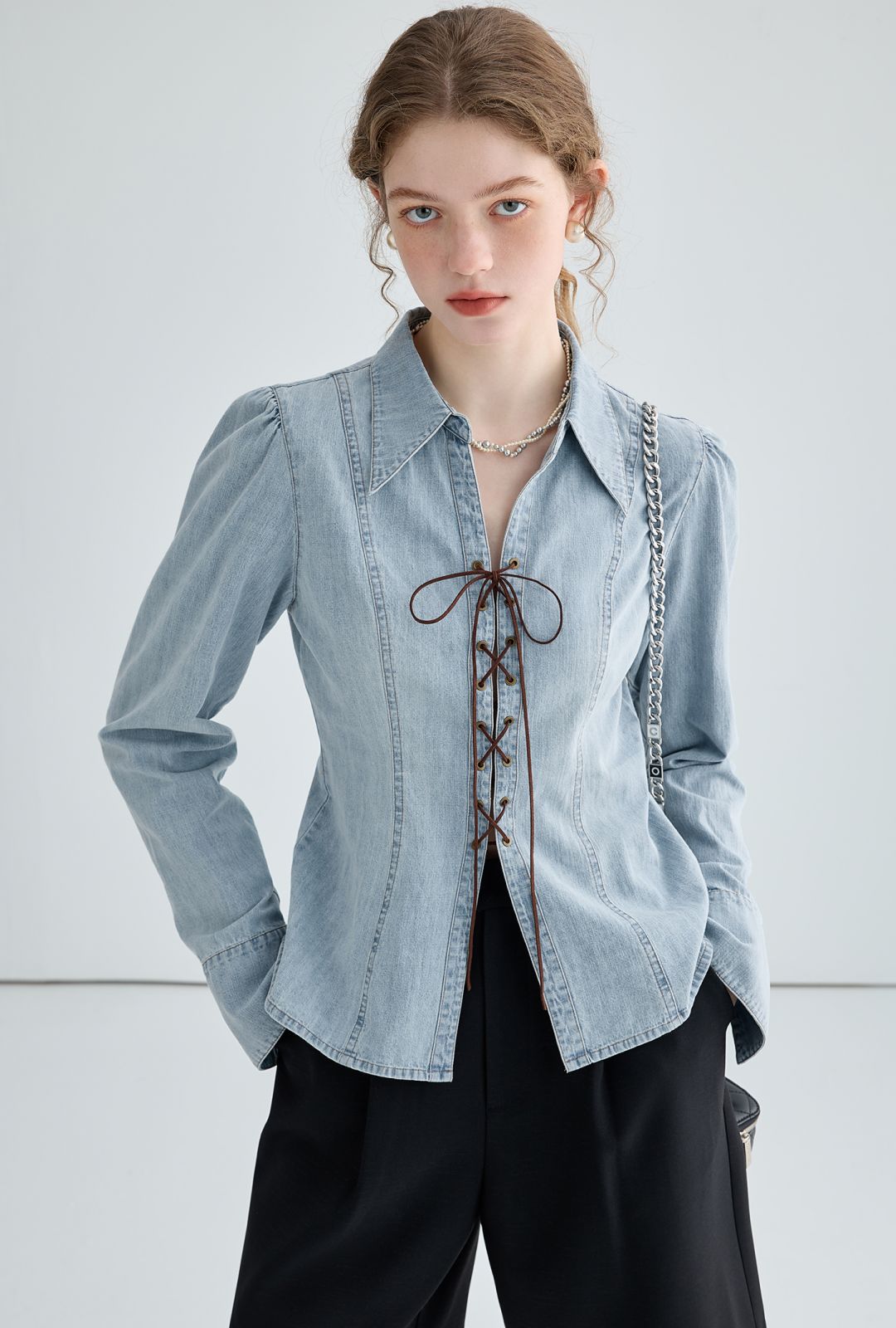 Dame denim bluse med legende bindedetaljer og elegant snit