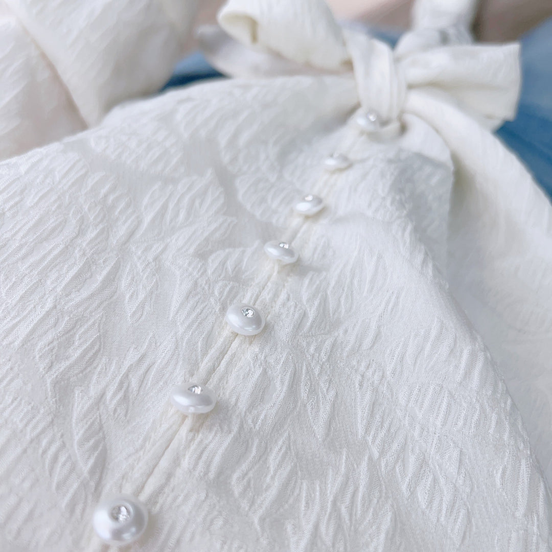 Damebluse med moderne bånd og perleknapper Stilla