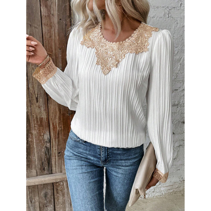 Damebluse med elegante spidsdetaljer og ribbet design Stilla
