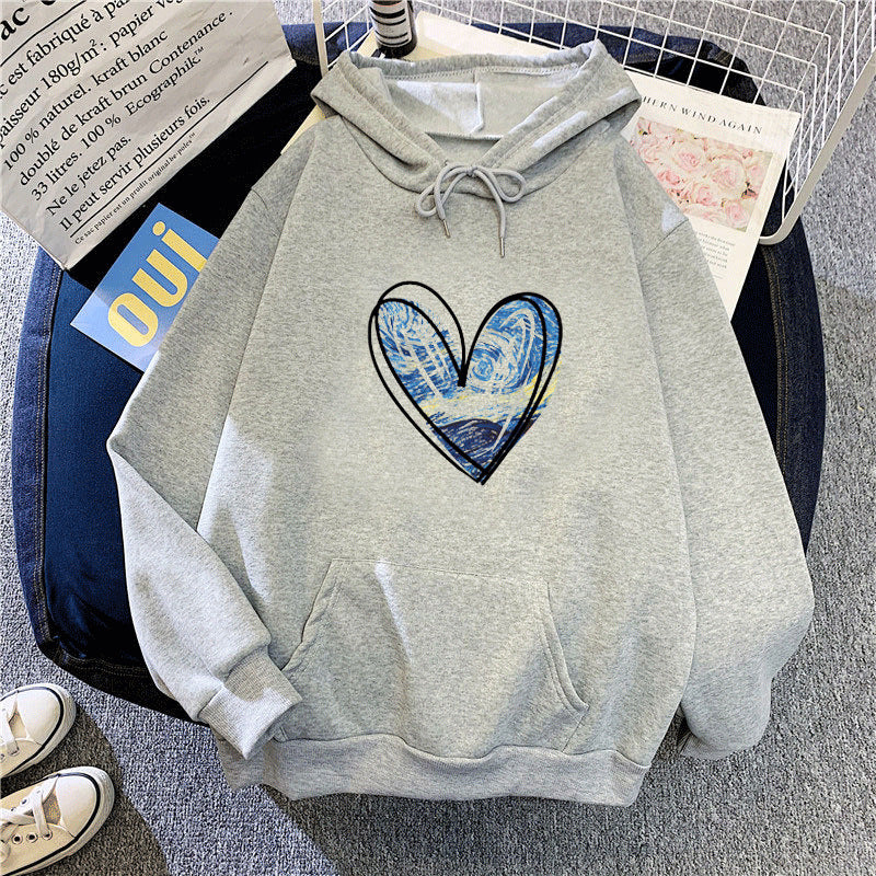 Kvinders hoodie med kunstnerisk hjerte design Skovae