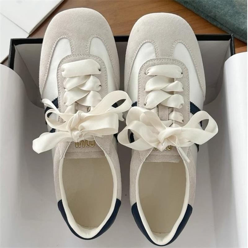 Dame Sneakers lavet af høj kvalitet ruskind med stilfulde satin snørebånd og skridsikker sål Stilla