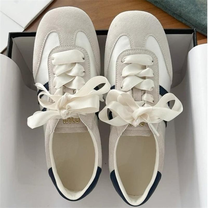 Dame Sneakers lavet af høj kvalitet ruskind med stilfulde satin snørebånd og skridsikker sål Stilla