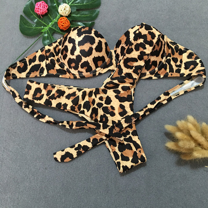 Dame Bandeau-bikini med dyreagtigt leopardmønster og elegant snit Stilla