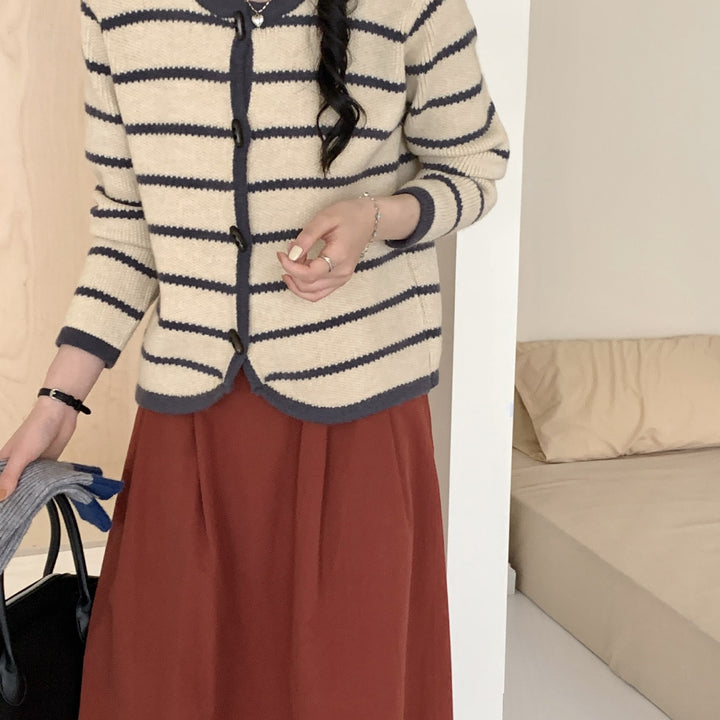 Dame cardigan med stribet design og elegante knapdetaljer Stilla