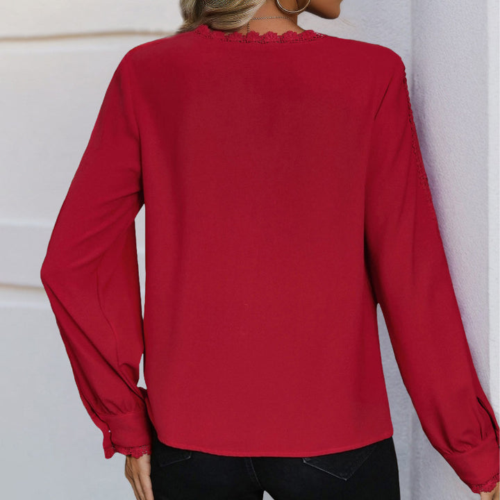 Dame chiffonbluse med fine spidse accenter og knapdetaljer Stilla