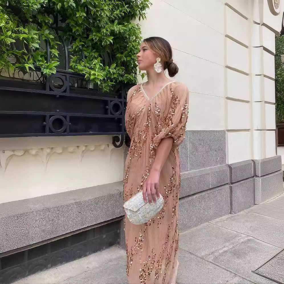Dame maxikjole med en elegant V-udskæring og luftige puffærmer Stilla