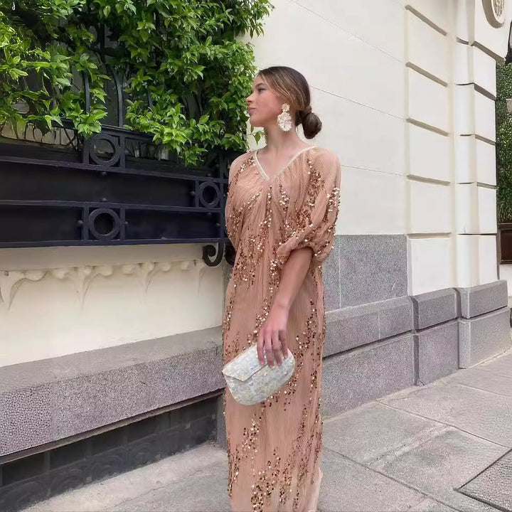 Dame maxikjole med en elegant V-udskæring og luftige puffærmer Stilla
