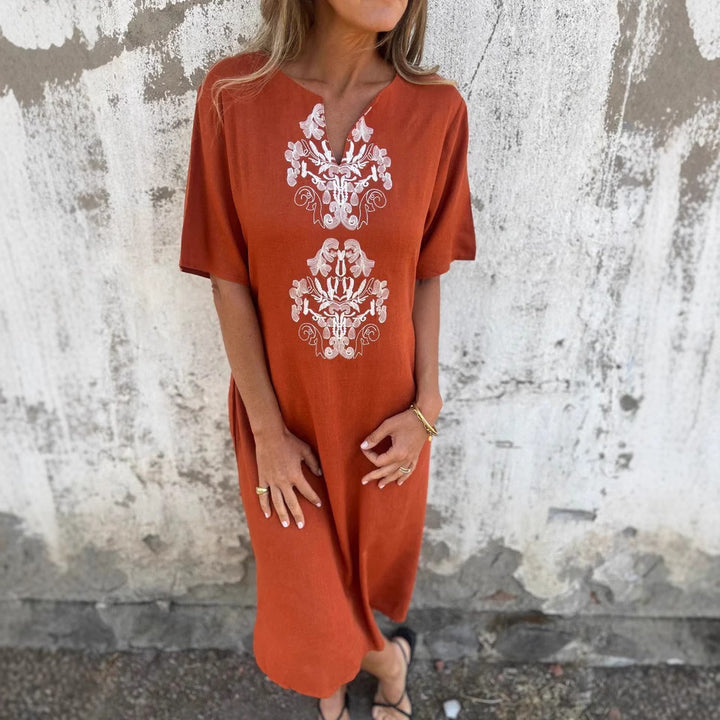 Dame fritidskjole med elegant broderi og løs pasform Stilla