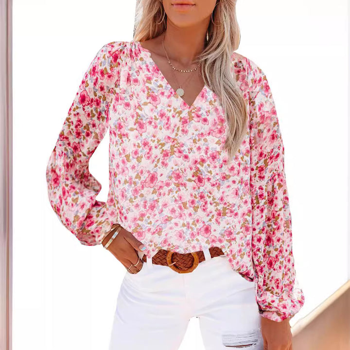 Damebluse med v-hals og let blomstret design Stilla