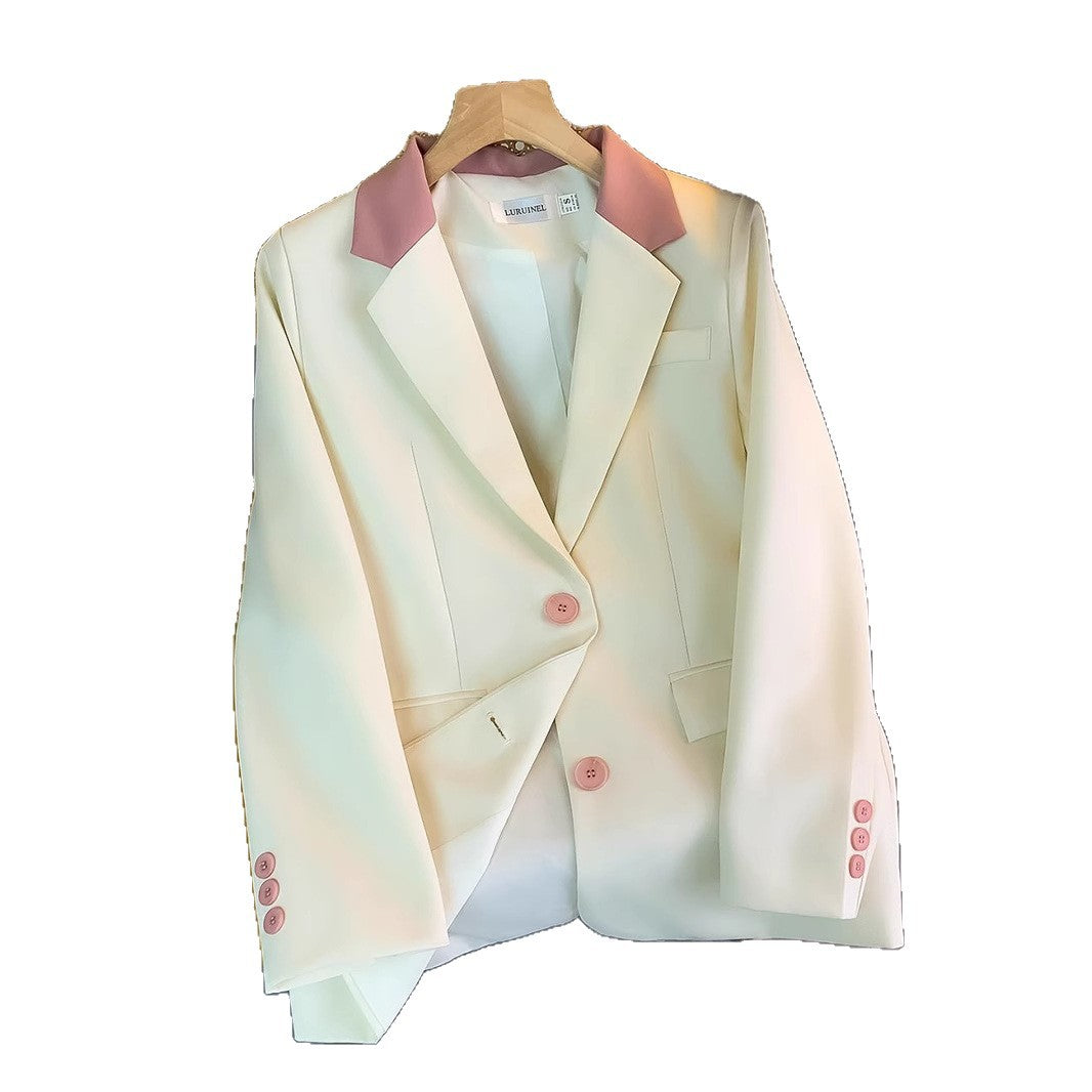 Kvindernes stilfulde blazer med elegant krave og særlige knapdetaljer Stilla