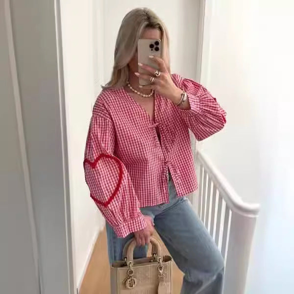Dame Legesnit V-hals bluse med snor og hjerte-applikation Stilla