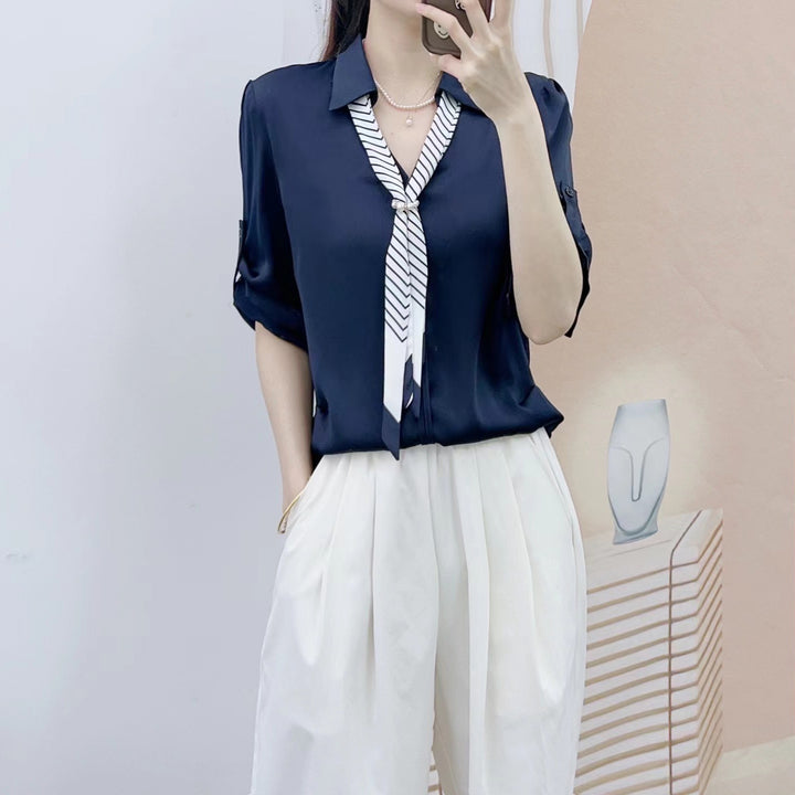 Damebluse med stilfuld slipsdetalje og elegant snit Stilla