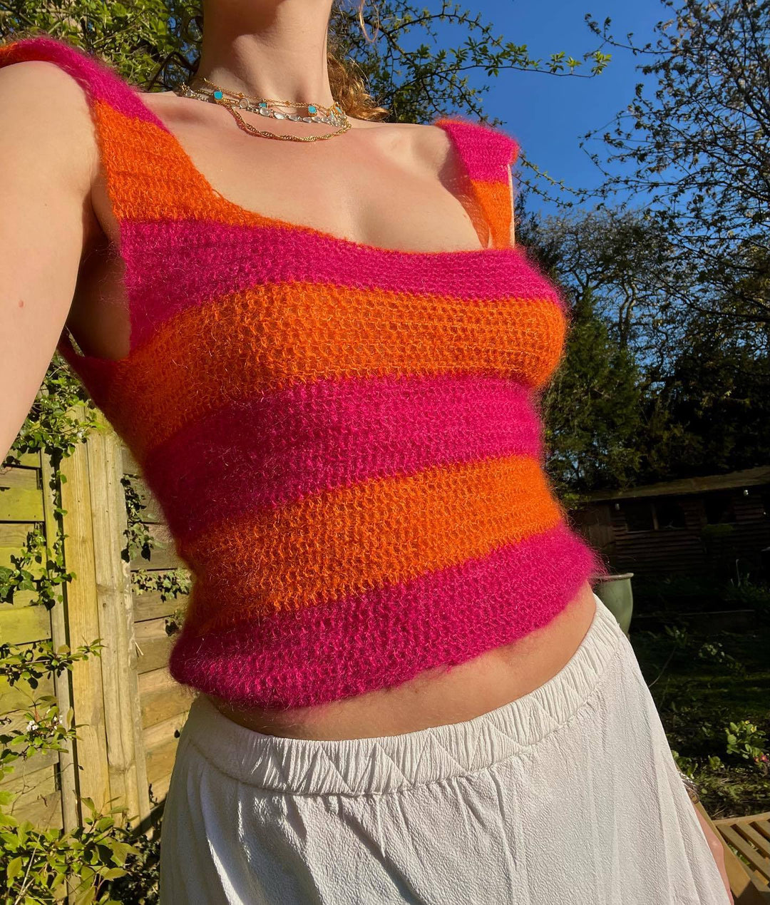 Dame strikket crop-top med farverigt stribemønster og bred rund halsudskæring Skovae
