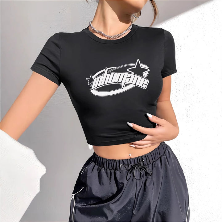 Dame Crop-T-shirt med kreativt tryk og figursyet snit Skovae