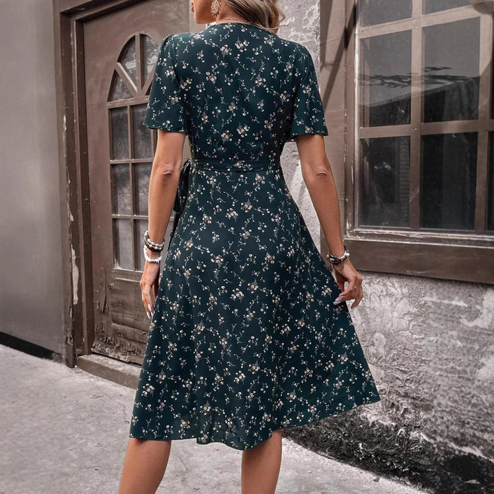 Dame omslagskjole med blomsterdetaljer og svingende kys Stilla