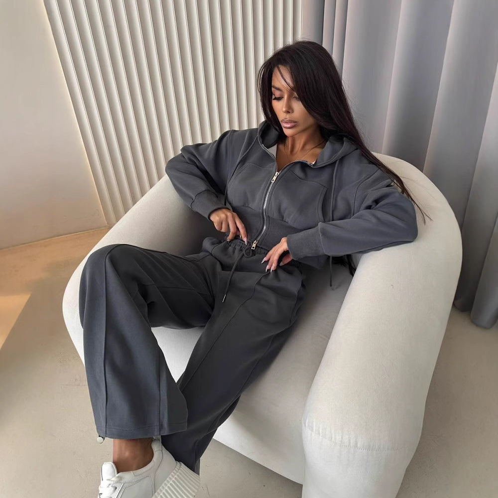 Kvindernes sporty to-delt sæt med cropped hoodie og løse joggingbukser lavet af elastisk materiale